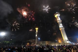 Malam Tahun Baru Di Taman Alun Alun Kota Bandung Datatempo