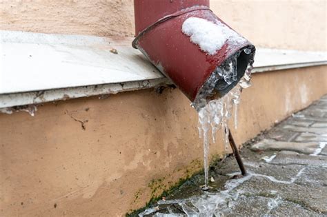 Los desagües están cubiertos de hielo y nieve después de una fuerte