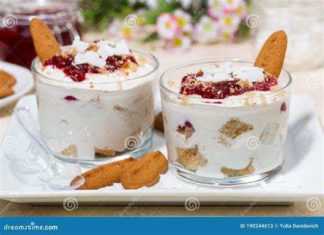 Delicioso Postre En Un Vaso Con Crema De Galletas Y Mermelada Imagen De