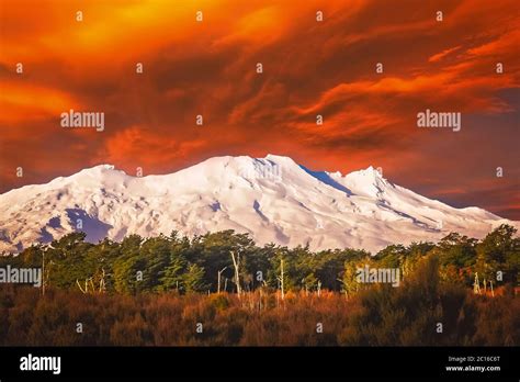 Mount Ruapehu volcano Stock Photo - Alamy