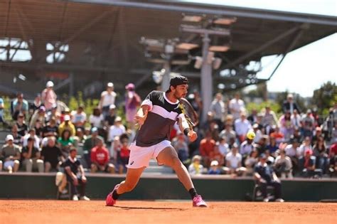 Roland Garros Zeppieri incassa poi reagisce ma si ferma sul più