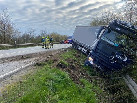 Fw Se Schwerer Verkehrsunfall Zwischen Einem Pkw Und Einem Lkw Auf Der