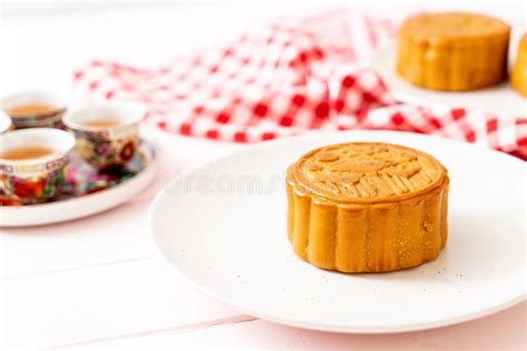 Bolo De Lua Chinês Sabor a Gema De Gema E Ovo Imagem de Stock Imagem