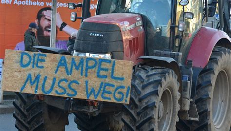 Aus Protest Landwirte Legen Den Verkehr Lahm Lokaldirekt