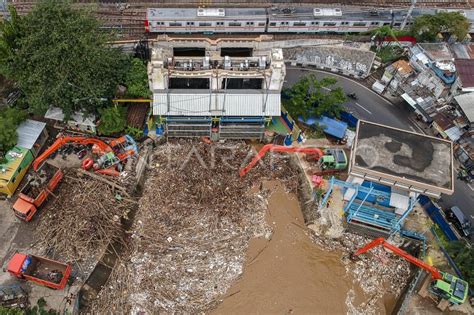 Tumpukan Sampah Di Pintu Air Manggarai Antara Foto