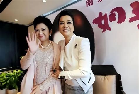 59歲毛阿敏同框60歲董文華，1歲之差美得不同，一個幹練一個知性 每日頭條