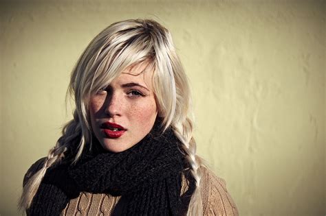 Women Freckles K Platinum Blonde Blonde Red Lipstick Scarf