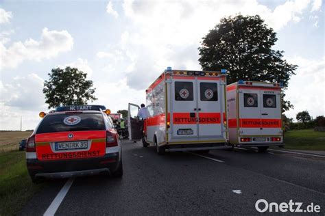 Dacia Fahrerin Berholt Trotz Gegenverkehrs Und Prallt Frontal Mit Audi