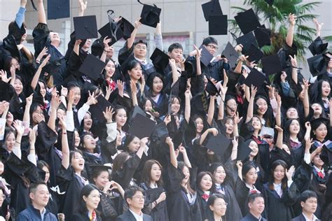 【湖北日报】湖大红毯毕业礼，满满仪式感！ 湖北大学新闻传播学院欢迎你！