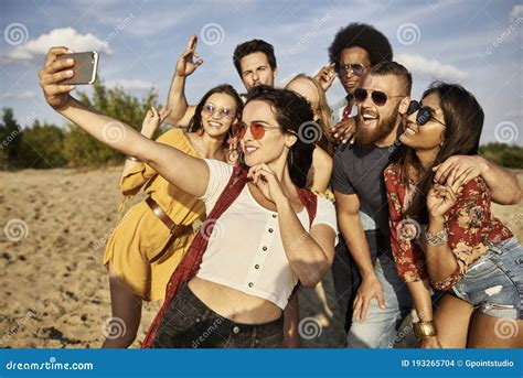 Grupo De Amigos Tirando Uma Selfie Na Praia Foto De Stock Imagem De