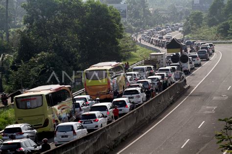 KEMACETAN JALUR PUNCAK LIBUR MAULID ANTARA Foto