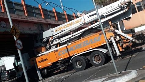 Caminhão fica preso em baixo do viaduto Amadeu Elias