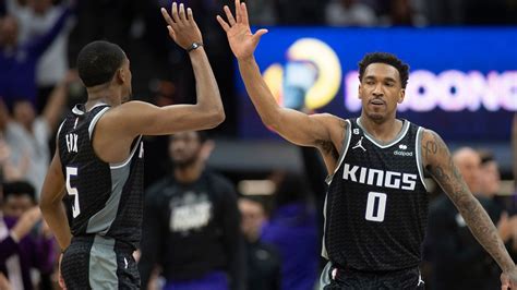 Fox Leads Kings Past Warriors 126 123 In Playoff Return