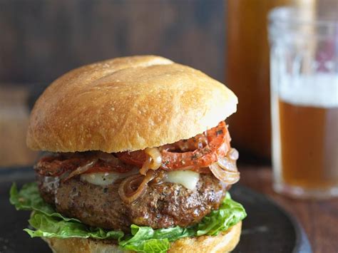 Burger Mit K Se Tomaten Und Zwiebeln Rezept Eat Smarter