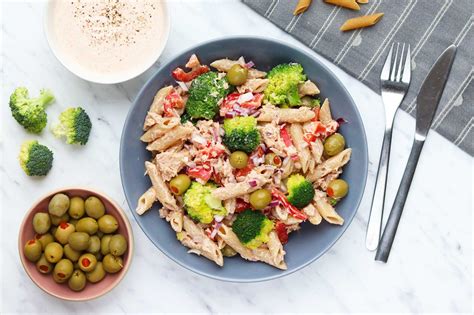 Cremet Pastasalat Med Tun Og Broccoli Hertil Paprikadressing