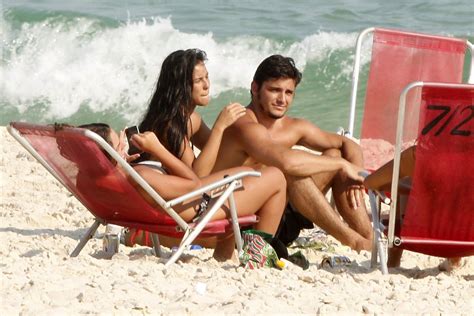 Romance Na Areia Bruno Gissoni Curte Praia Aos Beijos Atriz De