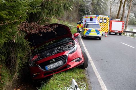 Unfall Bei Schmiedefeld Auto Landet Im Stra Engraben Suhl Zella