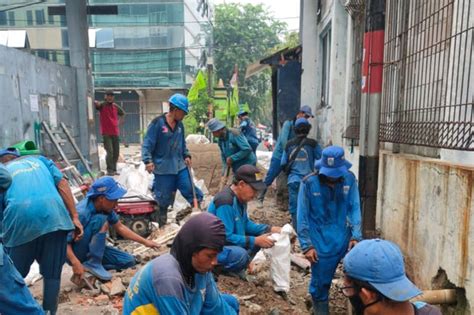 Antisipasi Banjir Sudin Sda Gambir Keruk Lumpur Di Saluran Mikro