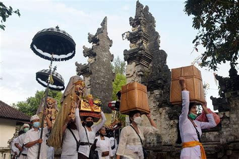 Jelang Perayaan Kuningan Di Bali Bisnis