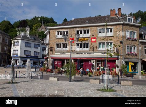 La Roche En Ardenne Stadt In Belgien Mit Fluss Ourthe Stockfotografie