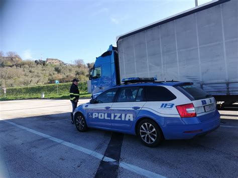 Ubriaco Alla Guida Di Un Tir In Autostrada Conducente Fermato E