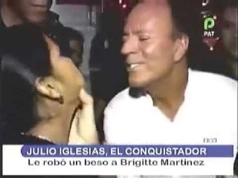 A Periodista Boliviana Julio Iglesias Le Roba Un Beso Youtube