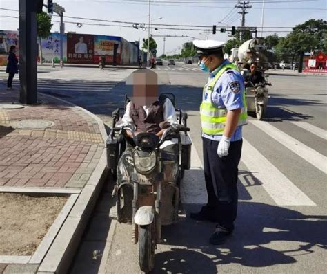 【一线微观】老人意外迷路 执勤交警及时帮助澎湃号·政务澎湃新闻 The Paper