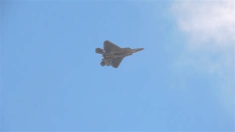 F 22 Raptor Performing A Power Loop Maneuver Youtube