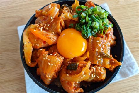 旨辛で箸が止まらないレンジで簡単、至高の鶏キムチ丼。 話題の画像プラス