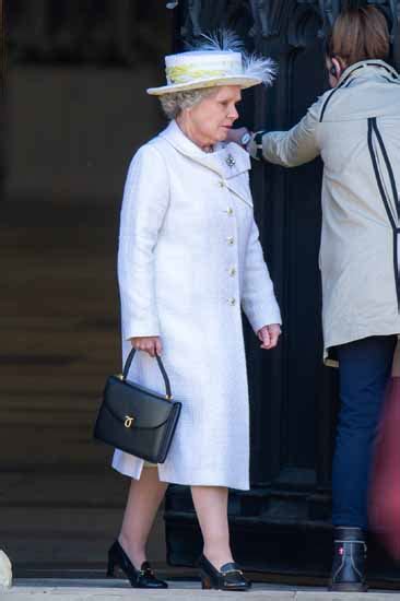 La stagione finale di The Crown c è anche il matrimonio di Carlo e