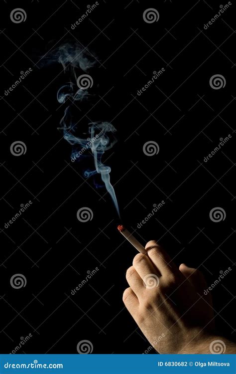 Mano Que Sostiene Un Cigarrillo Que Fuma Aislado Foto De Archivo