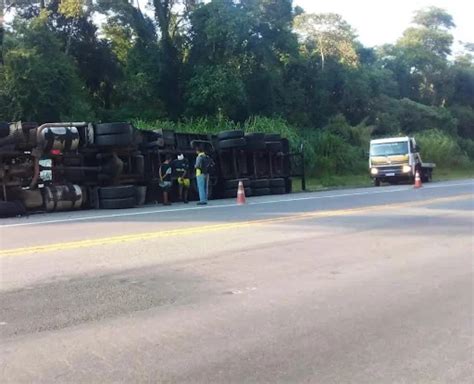 Motorista perde o controle da direção e tomba carreta na Rodovia Máximo