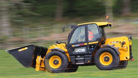 Télescopique JCB 542 70 AgriPro jusqu à 50 km h et 4 2 t de capacité