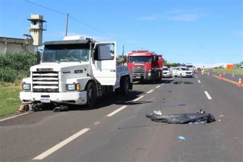 Batida em caminhão guincho mata motociclista e garupa em rodovia de