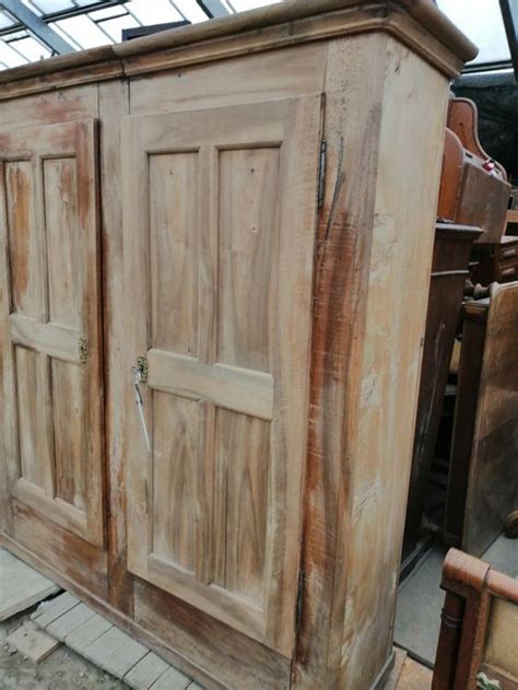 Armoire Xviii Ciecle En Noyer Massif Acheter Sur Ricardo