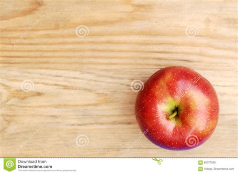 Fruta Roja Dulce De La Manzana En La Tabla De Madera Foto De Archivo