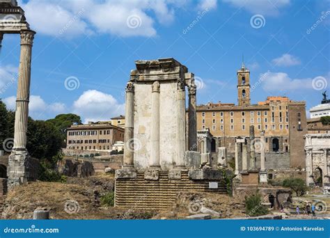 Templo De Las Columnas Del Corinthian De Vesta En Roman Forum Roma