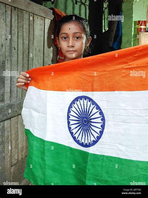 A Os Linda Chica Chica Que Sostiene La Bandera India D A De La