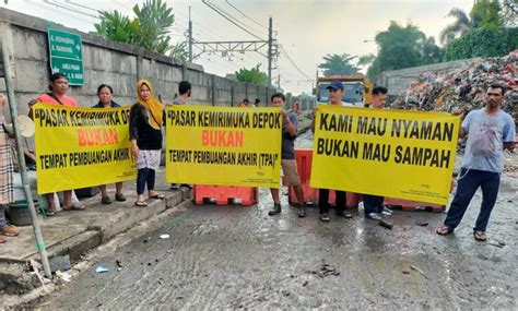 Pedagang Pasar Di Depok Protes Tumpukan Sampah Tak Diangkut Oleh DLHK