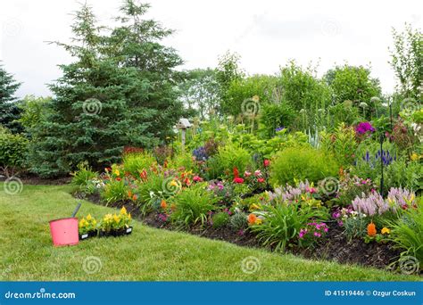 Het Planten Van Nieuwe Bloemen In Een Kleurrijke Tuin Stock Foto ...