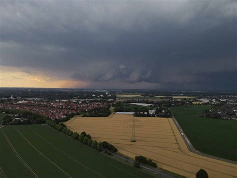 Unwetter Aufräumen im Westen Gewitter im Osten