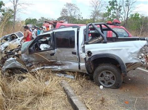 G1 Acidente entre caminhonetes deixa três mortos na região oeste da