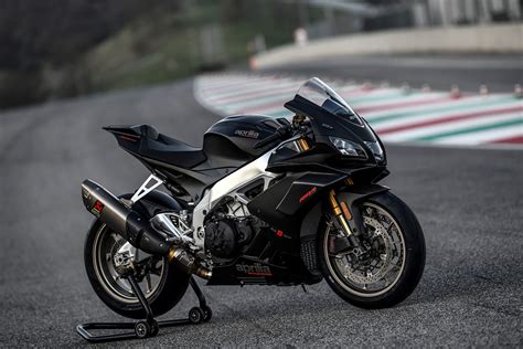 RSV4 1100 Factory review from MCN in the UK