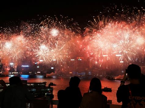 警方稱逾338萬人次在維港兩岸觀賞農曆新年煙花匯演 Rthk