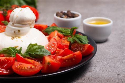 Queijo Burrata Tradicional Italiano Salada De Delicioso Tomate