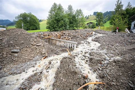 Saalbach Hinterglemm Rund Menschen Sitzen Nach Unwettern Und