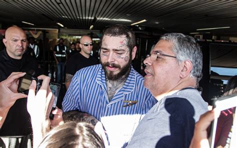 Todo Sorridente Post Malone Chega Ao Rio E Posa F S No Aeroporto