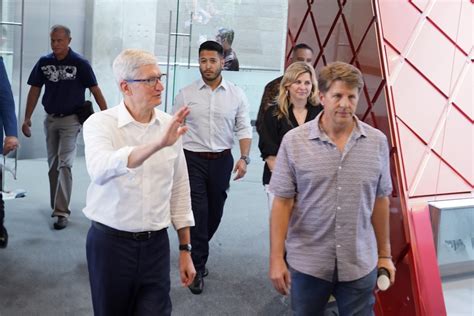 Tim Cook Kunjungi Apple Developer Academy BINUS Perkuat Komitmen