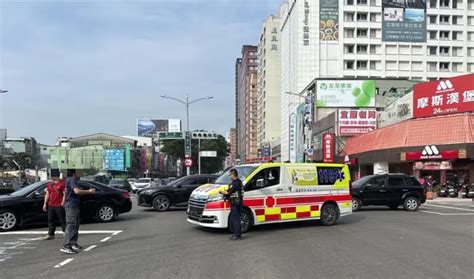 高雄救護車挨撞！鳴笛減速左轉過路口 遭綠燈直行小客車撞上車頭 社會萬象 要聞 Nownews今日新聞