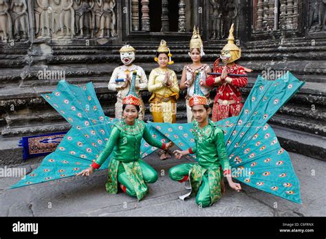 Traditional Dancers At Angkor Wat Siem Reap Cambodia Stock Photo Alamy